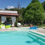 Edda Heated Pool גלאטינה